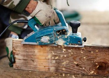 Have a smooth wood shaving experience with an electric planer