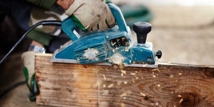 Have a smooth wood shaving experience with an electric planer
