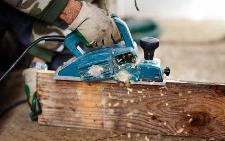 Have a smooth wood shaving experience with an electric planer