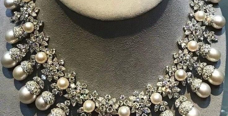 How to Choose Versatile Jewelry That Complements Every Outfit and Occasion